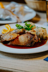 Knusprige Ente mit Bratensoße, Serviettenknödeln und Orange als Close-up – klassisches deutsches Weihnachtsgericht