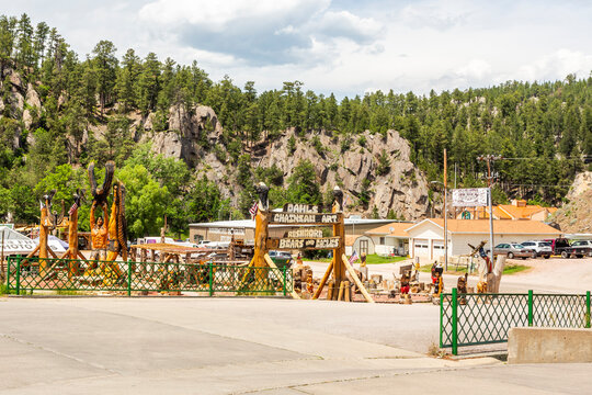 Dahls Chainsaw Art property and sign in Keystone, SD