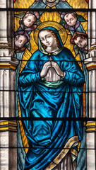 Obraz premium Stained glass (19th century) of Virgin Mary at prayer.