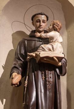 Statue (19th century) of Saint Anthony of Padua holding baby Jesus Christ in his arms.