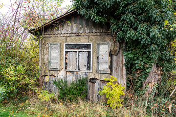 verlassenes Gartenhaus
