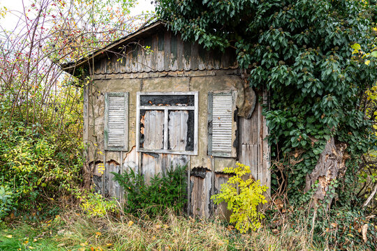 verlassenes Gartenhaus