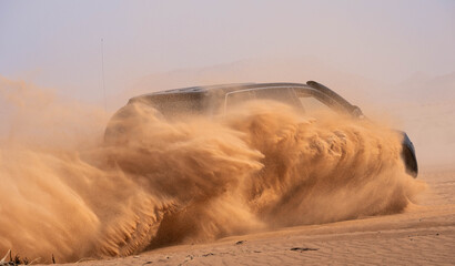 Coches todoterreno por el desierto