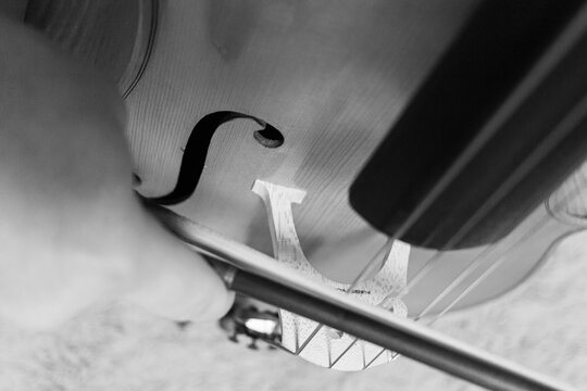 O toque do arco nas cordas do violoncelo