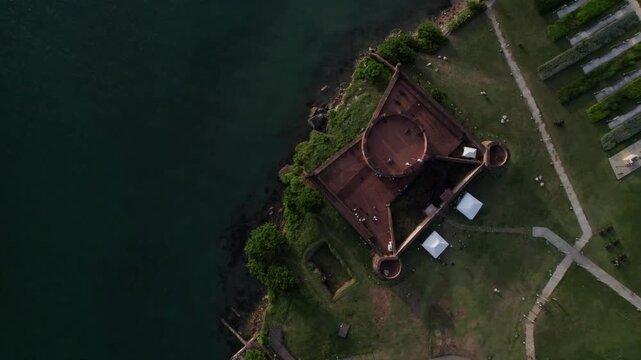 La Fortaleza de San Felipe es una antigua construcci&oacute;n militar del Imperio espa&ntilde;ol, ubicada en el norte de la isla de La Espa&ntilde;ola, en la provincia de Puerto Plata, Rep&uacute;blica Dominicana.[