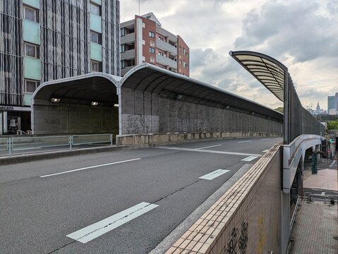 トンネルと防風壁のある道路
