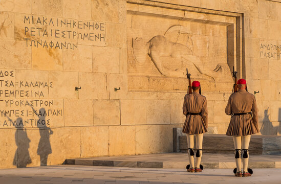 Evzones y Monumento al Soldado Desconocido en Atenas, Grecia