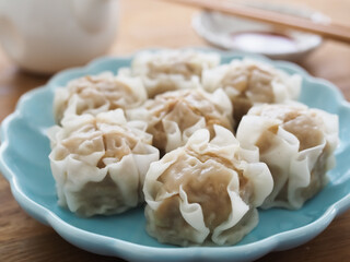 お皿に盛りつけたシュウマイ