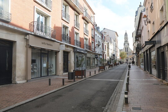 La rue de Mora, rue commer&ccedil;ante dans le centre vill, ville de Enghien les Bains, d&eacute;partement du Val d'Oise, France