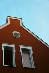 stylish architectural features, contemporary house showcasing artistic structural details, showcasing distinct architectural features that highlight modern residential style and visual sophistication