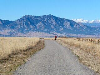 Fototapeta premium Davidson Mesa Trail with the Flatirons in Late Autumn, Louisville, Colorado