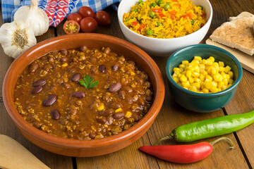 Chili con carne, arroz a la mexicana y maíz