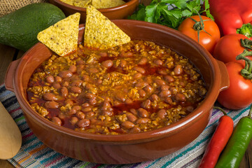 Chili con carne y verduras en una mesa.