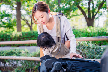 子どもと車でお出かけするお母さん