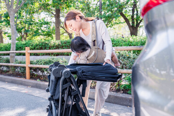 子どもと車でお出かけするお母さん