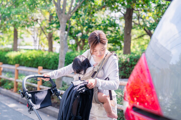 子どもと車でお出かけするお母さん