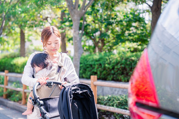 子どもと車でお出かけするお母さん