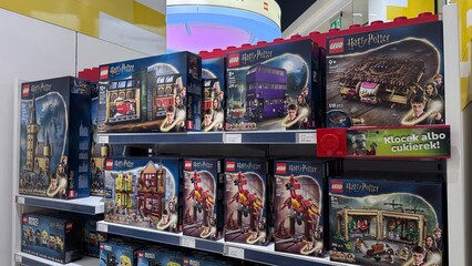 Obraz premium Wroclaw, Poland - October 24, 2025: LEGO Harry Potter themed sets displayed on store shelves for fans