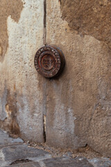 Stary reper na budynku © Marek