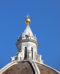 Fototapeta premium gilded sphere on the summit of the duomo dome in florence italy against a bright blue sky