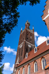 Obraz premium Die Kirche Sankt Petri Wörlitz im dortigen, von wunderschöner Gartenkunst umgebenen Park, Neugotik aus dem 18. Jahrhundert, der Baustil erinnert an die englische Tudorgotk, Wörlitz, Sachsen-Anhalt, 