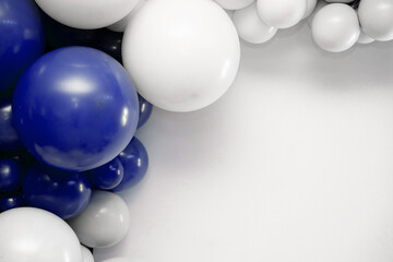 Modern balloon wall in blue, white and silver tones with clean negative space on the right. Minimalistic festive background perfect for branding, celebrations, layouts and design mockups.
