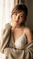 窓際でカーディガンをはだけて微笑む白い下着姿の女性