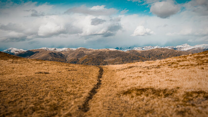 Paesaggio alpino autunnale con lago cristallino