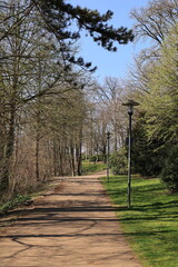 Sonniger Frühlingstag im Herminghauspark im Zentrum der Stadt Velbert in Nordrhein-Westfalen