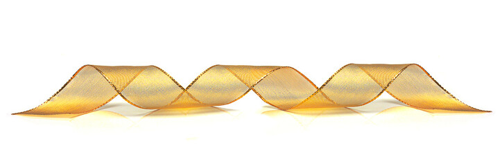 Dekoracja bożonarodzeniowa - spiralnie zwinięta złota wstążka na białym tle