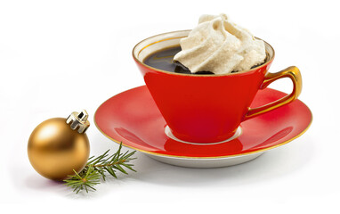 Elegancka, czerwona filiżanka z kawą i małą bezą ze świąteczną dekoracją ze złotej bombki i gałązki świerkowej obok
