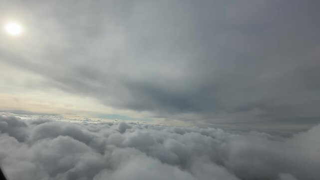 Flug durch Wolkenhimmel