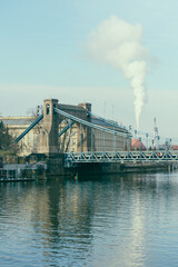 Wrocław, widok na Most Grunwaldzki nad rzeką Odrą w słoneczny dzień