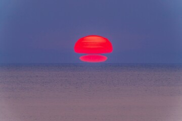 屏風岩展望台から見た日本海に沈む幻想的な夕日の情景