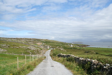 Coastal road in a Celtic landscape in Ireland - Route de bord de mer dans un paysage celtique en Irlande