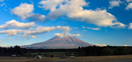 晩秋の富士山麓朝霧高原のキャンプ場から富士山の絶景　　静岡県富士宮市　日本