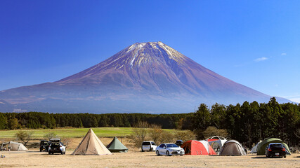 晩秋の富士山麓朝霧高原のキャンプ場から富士山の絶景　　静岡県富士宮市　日本
