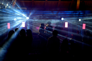 ragazzi ballano in una discoteca illuminati dai faretti