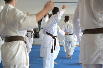 giovani karateki sul tatami per una lezione