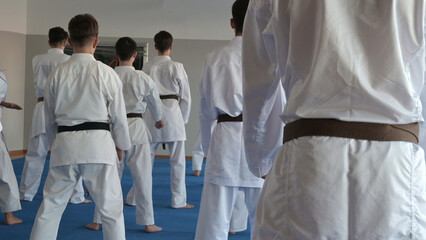 giovani karateki sul tatami per una lezione