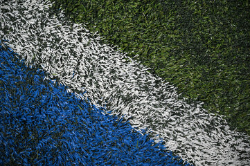 erba sintetic colorata in un campo da calcetto sintetico