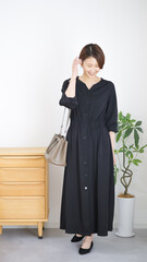 女性の秋冬ファッションコーディネート全身（縦向き）