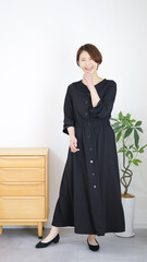 女性の秋冬ファッションコーディネート全身（縦向き）