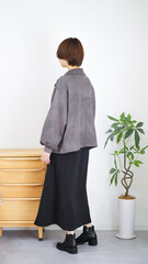 女性の秋冬ファッションコーディネート全身（縦向き）