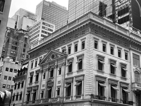 Building on a 5th avenue corner in NYC