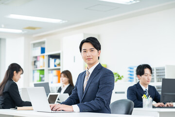 オフィスで働く若いビジネスマン