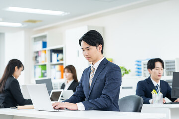 オフィスで働く若いビジネスマン