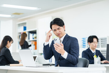 オフィスで働く若いビジネスマン