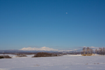 冬の晴れた日の雪山と月　大雪山
