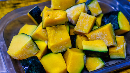 冷凍され一口サイズに切ったかぼちゃ